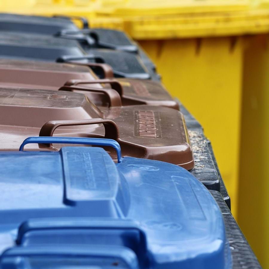 Mülltonnen für Papiermüll, Biomüll, Restmüll und Plastikmüll