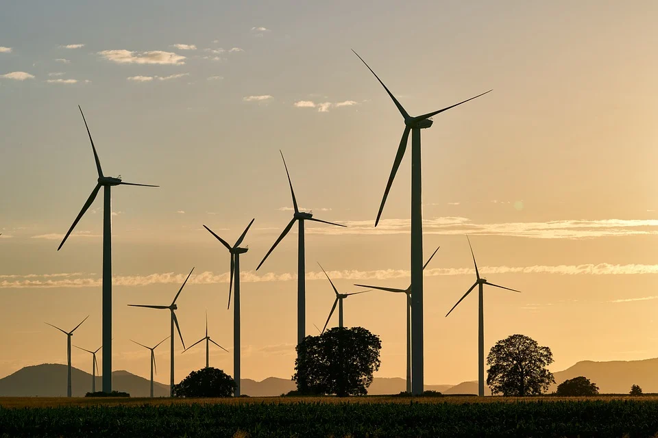 Viele Windräder auf freier Fläche