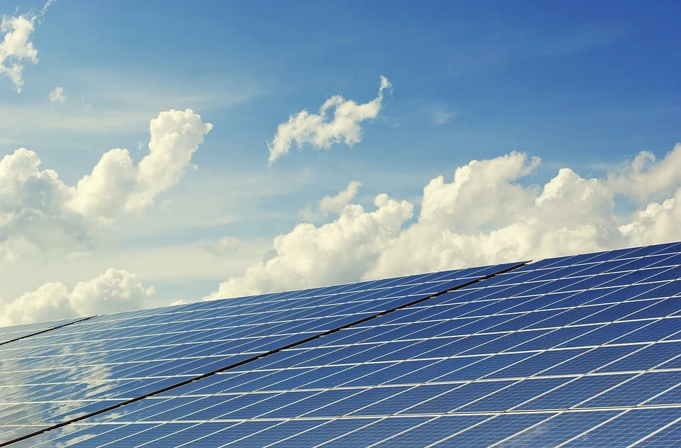 Große Photovoltaikfläche mit Wolken bzw. Himmel im Hintergrund