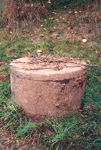 Trinkwasserbrunnen verschlossener Trinkwasserbrunnen auf einer Grasfläche