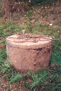 verschlossener Trinkwasserbrunnen auf einer Grasfläche