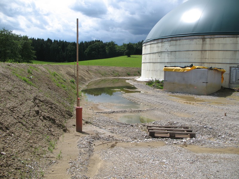 Biogasanlage Bauer, Almering Teile der Biogasanlage Bauer in Almering im Vordergrund eines Waldes