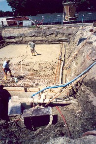 Betonierung einer Bodenplatte und Verlegung der Grundwasser Drainagen