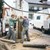 drei Bauarbeiter arbeiten bei einer Brunnenneubohrung