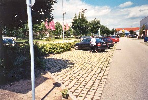 Wasserdurchlässiges Rasenfugenpflaster auf einem Parkplatz