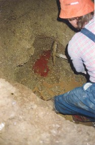 Heizöl läuft im Erdloch ungehindert in das Grundwasser