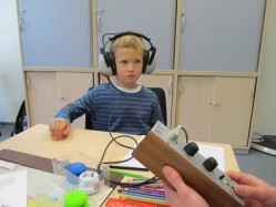 Schulärztliche Untersuchung Hörtest für einen Jungen während der schulärztlichen Untersuchung