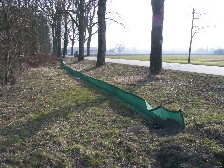 aufgebauter Schutzzaun neben einer Straße, zur Wanderzeit der Kröten