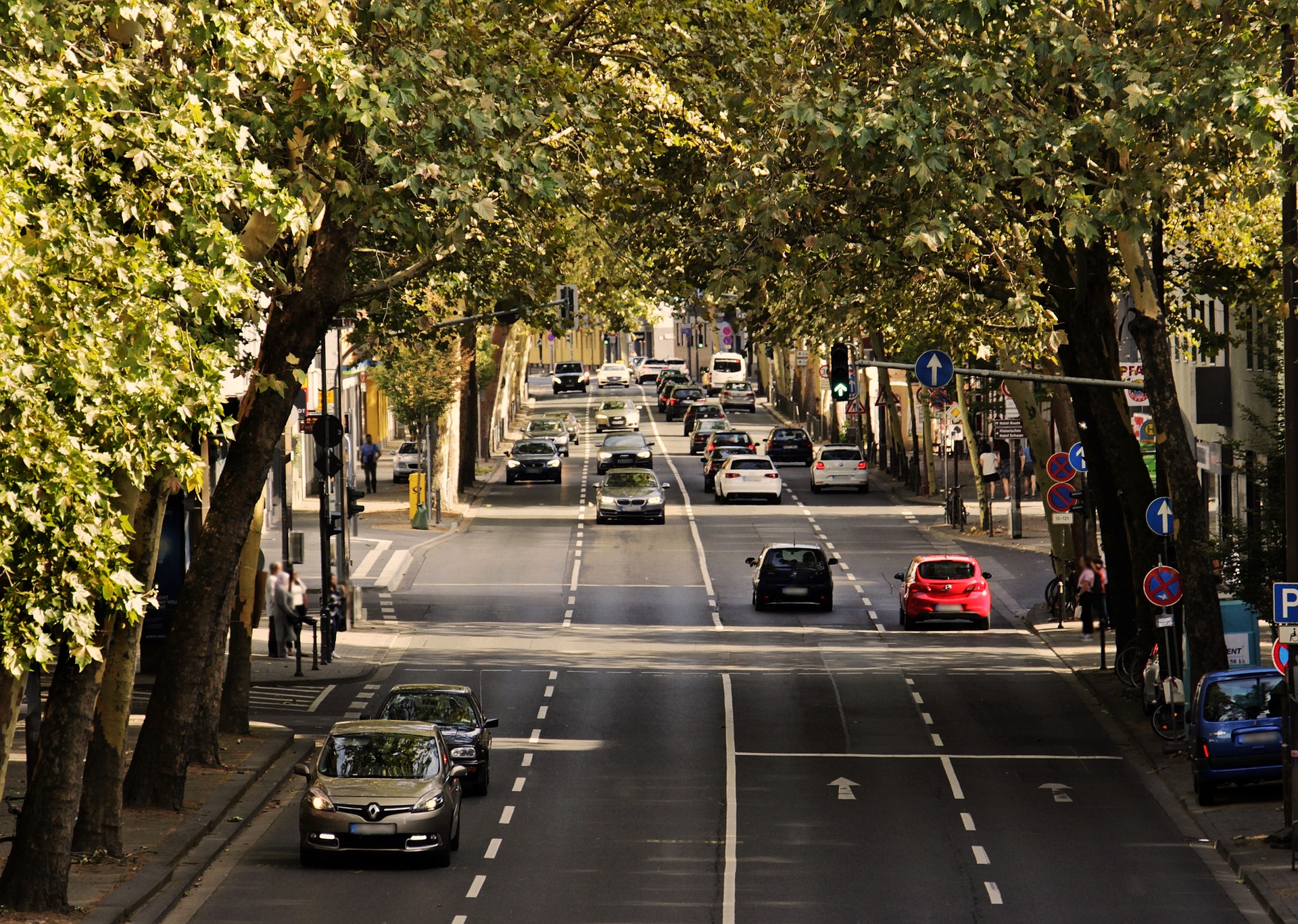 zweispurige Allee in einer Stadt