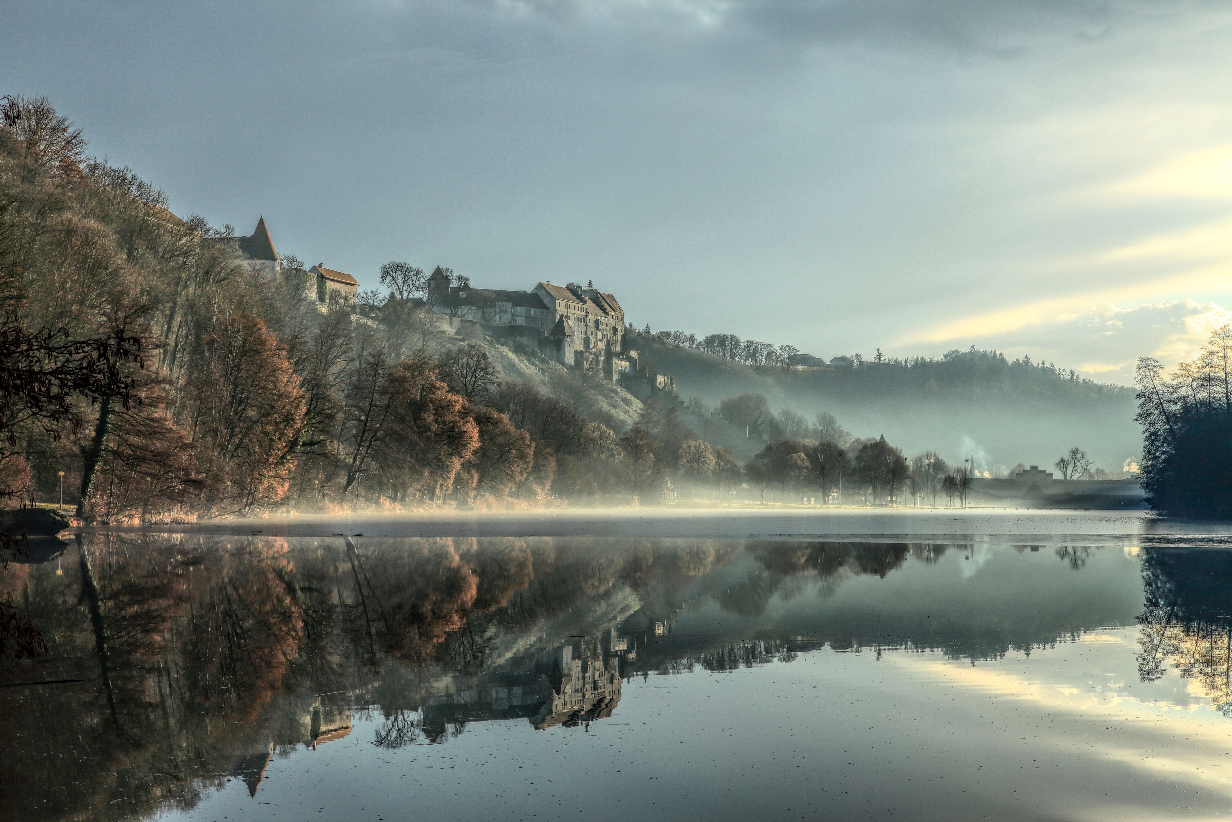 Burg Burghausen im Nebel