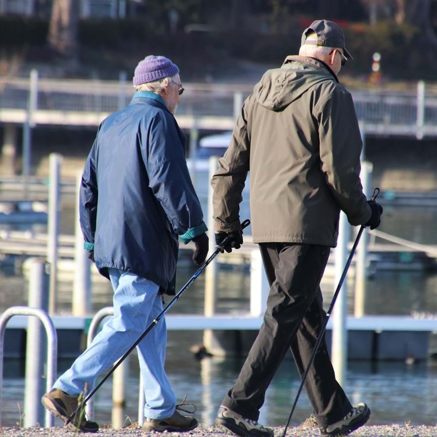 Zwei Senioren gehen entlang eines Steges