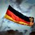 Deutsche Flagge weht in Dämmerung