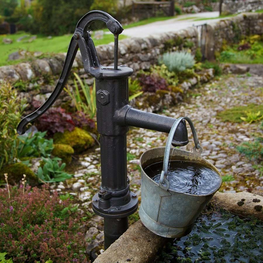 Brunnen in verwachsenem Garten