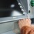 Eingabe der Pin am Bankautomaten