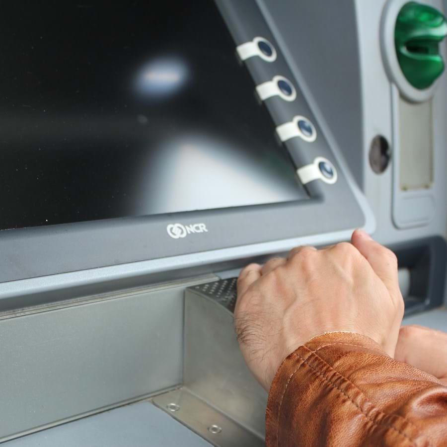 Eingabe der Pin am Bankautomaten