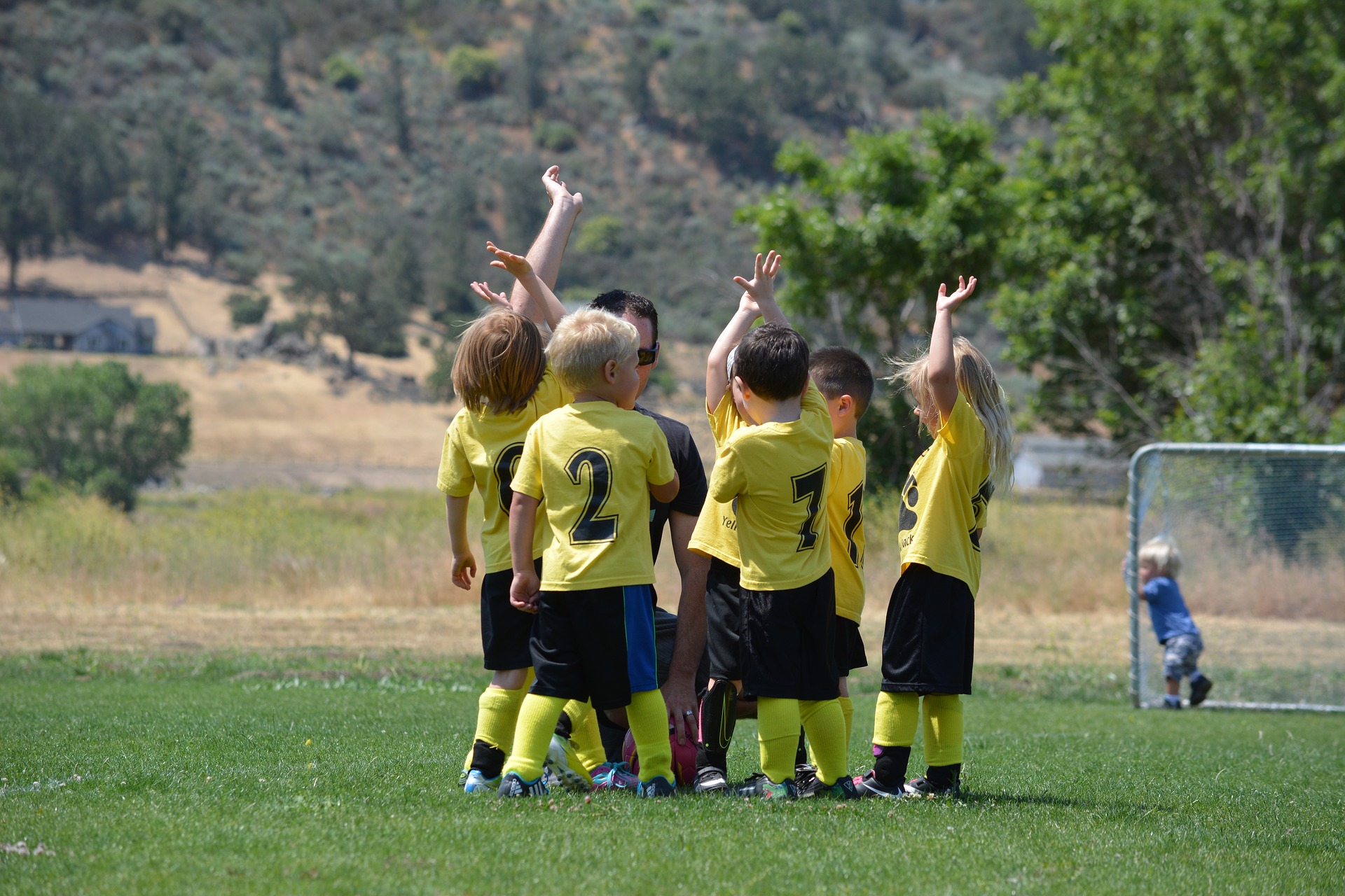 Kinder haben beim Fußballspielen eine Teambesprechung