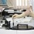 Mitarbeiter untersucht mit einem Gerät eine Flüssigkeit im Labor