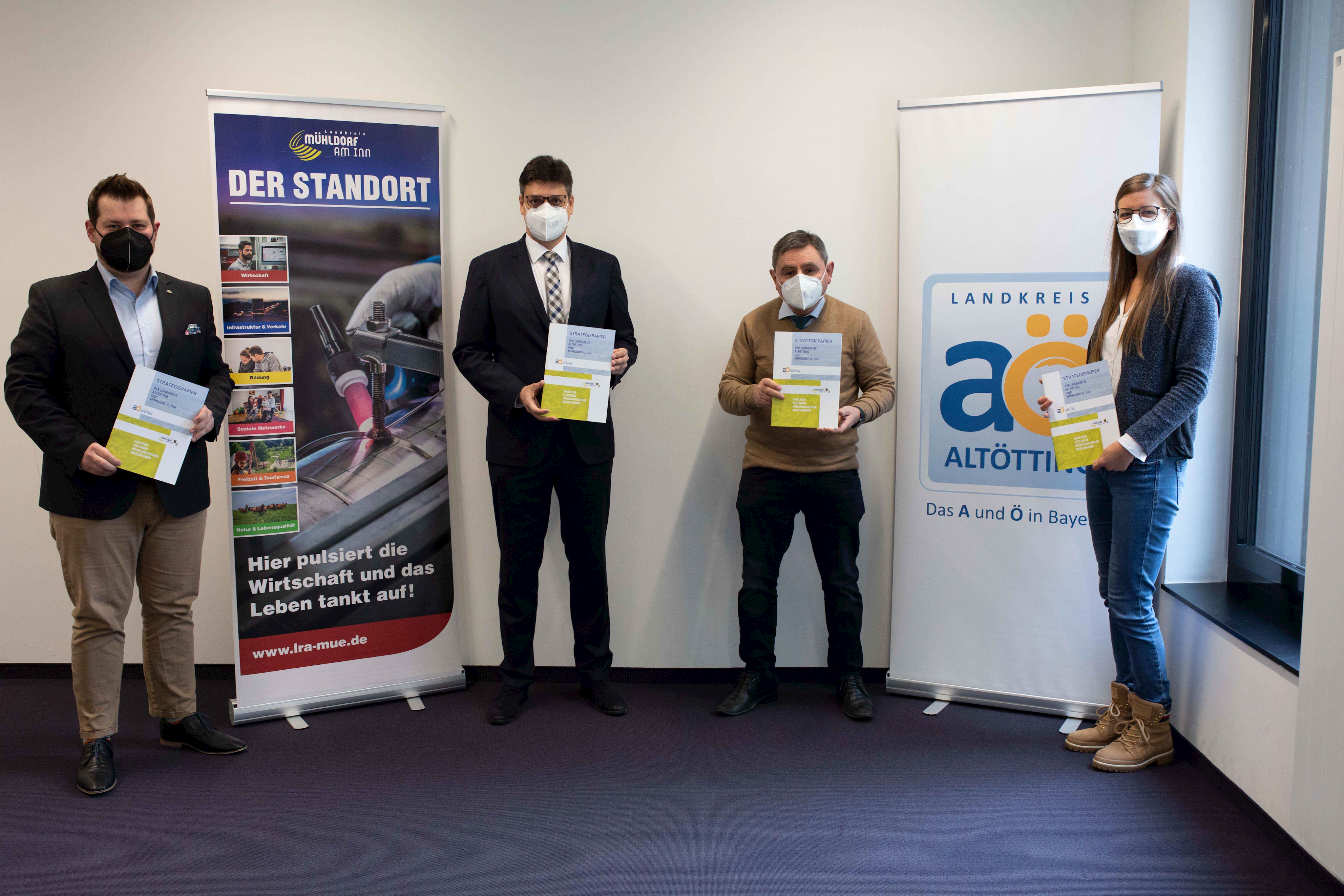 Foto (von links nach rechts): Wirtschaftsförderer Mühldorf Thomas Perzl, Landrat Max Heimerl, Landrat Erwin Schneider, Kreisentwicklerin Altötting Saskia Haderer / Fotografin: Julia Parstorfer Foto (von links nach rechts): Wirtschaftsförderer Mühldorf Thomas Perzl, Landrat Max Heimerl, Landrat Erwin Schneider, Kreisentwicklerin Altötting Saskia Haderer / Fotografin: Julia Parstorfer