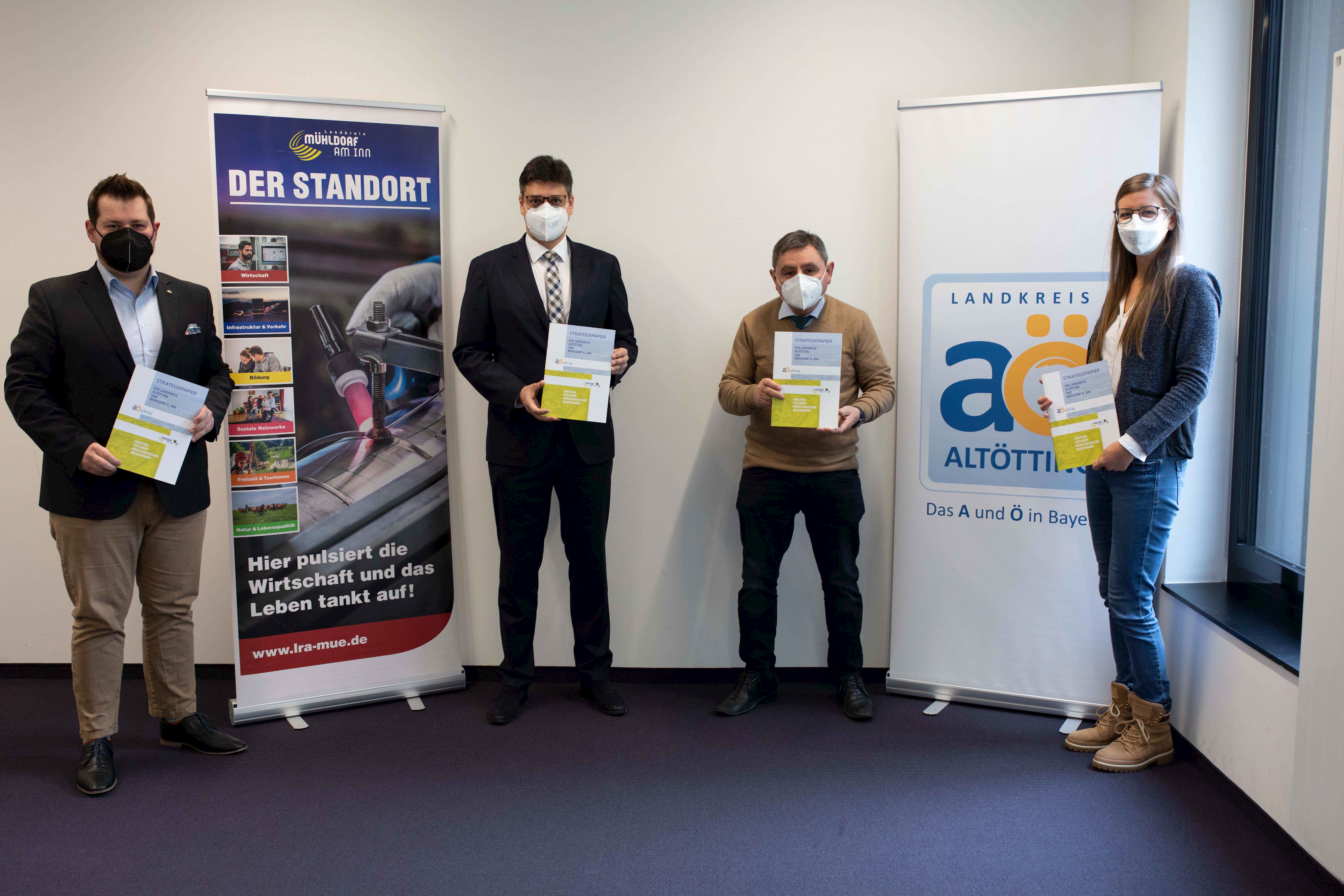 Foto (von links nach rechts): Wirtschaftsförderer Mühldorf Thomas Perzl, Landrat Max Heimerl, Landrat Erwin Schneider, Kreisentwicklerin Altötting Saskia Haderer / Fotografin: Julia Parstorfer