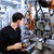Mann bedient viele Roboter