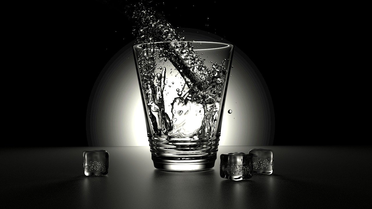 Wasserglas mit Eiswürfeln