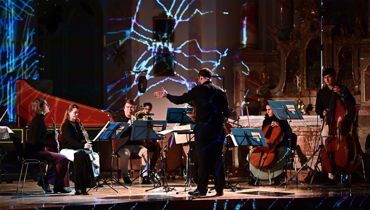 Konzert mit Video-Installation im Kloster Schlehdorf (Bildquelle: Code Modern Festival / Gregory Giakis) Konzert mit Video-Installation im Kloster Schlehdorf
