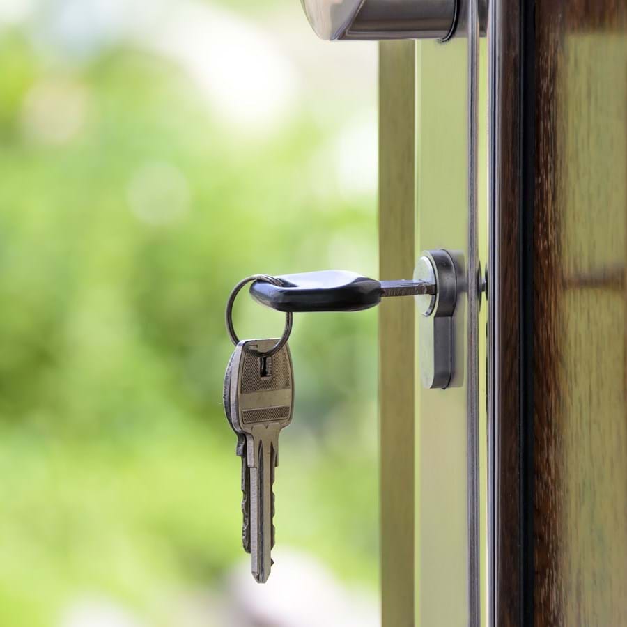Blick aus der Haustür mit steckendem Schlüssel, Hintergrund unscharf
