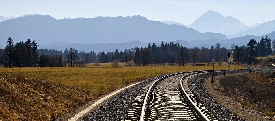 Bahngleis im ländlichen Raum