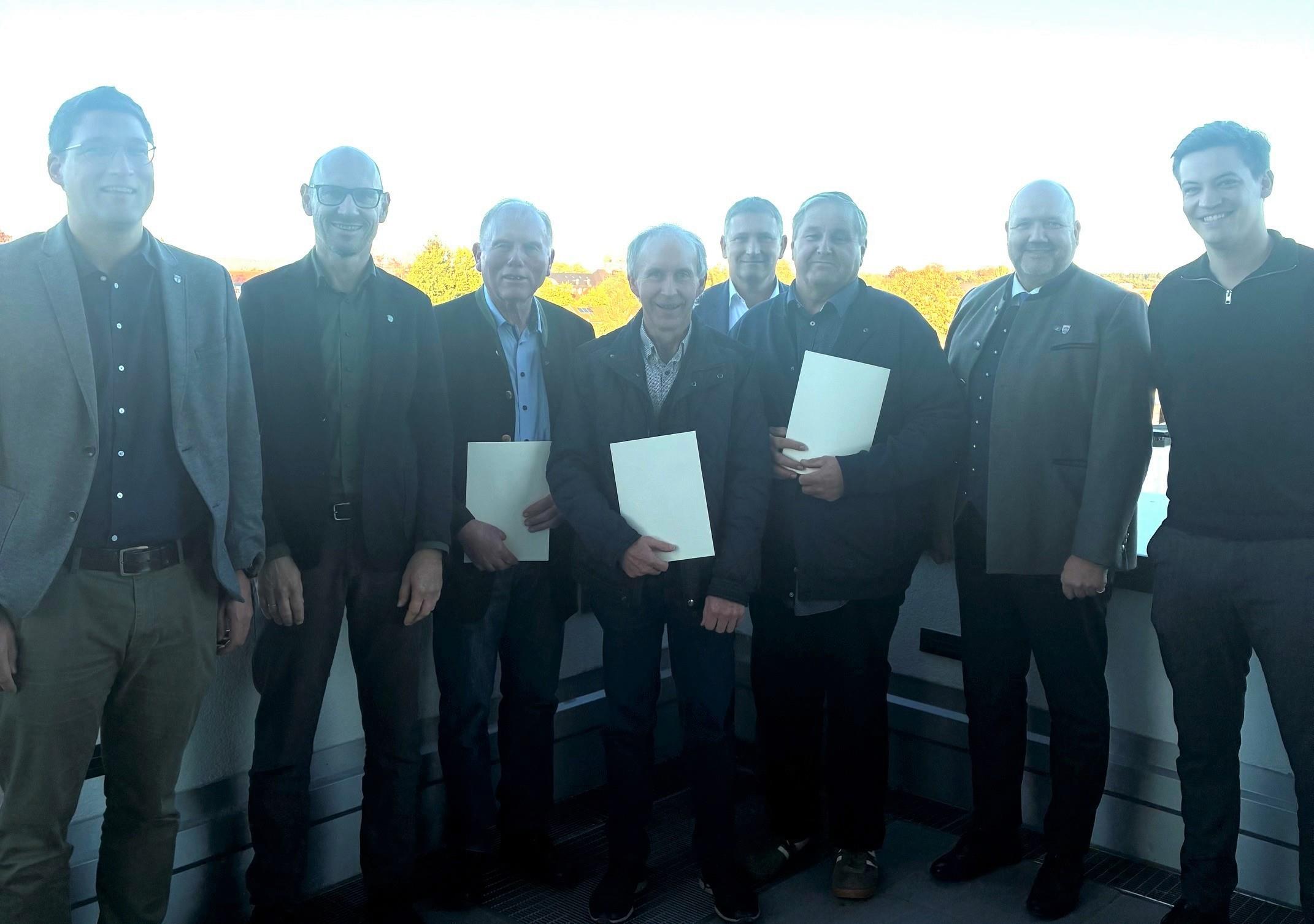 Foto (Landratsamt Altötting) v. l. n. r.: Benedikt Dittmann (1. Bürgermeister Gemeinde Marktl a. Inn), Alfred Stockner (1. Bürgermeister Gemeinde Reischach), Anton Föggl, Josef Mittermaier, Landrat Dr. Tobias Windhorst, Josef Nowak, Maik Krieger (1. Bürgermeister Gemeinde Garching a.d.Alz, Stefan Simon (stv. Amtsleiter Vermessungsamt Mühldorf)